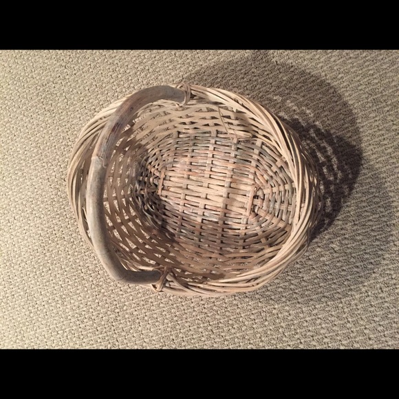 Whitewashed Wicker Basket - Picture 4 of 4